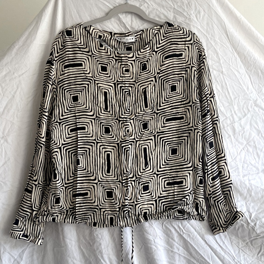 NWOT Black & White Zara Long Sleeve Blouse w/Geometric Pattern: Size L